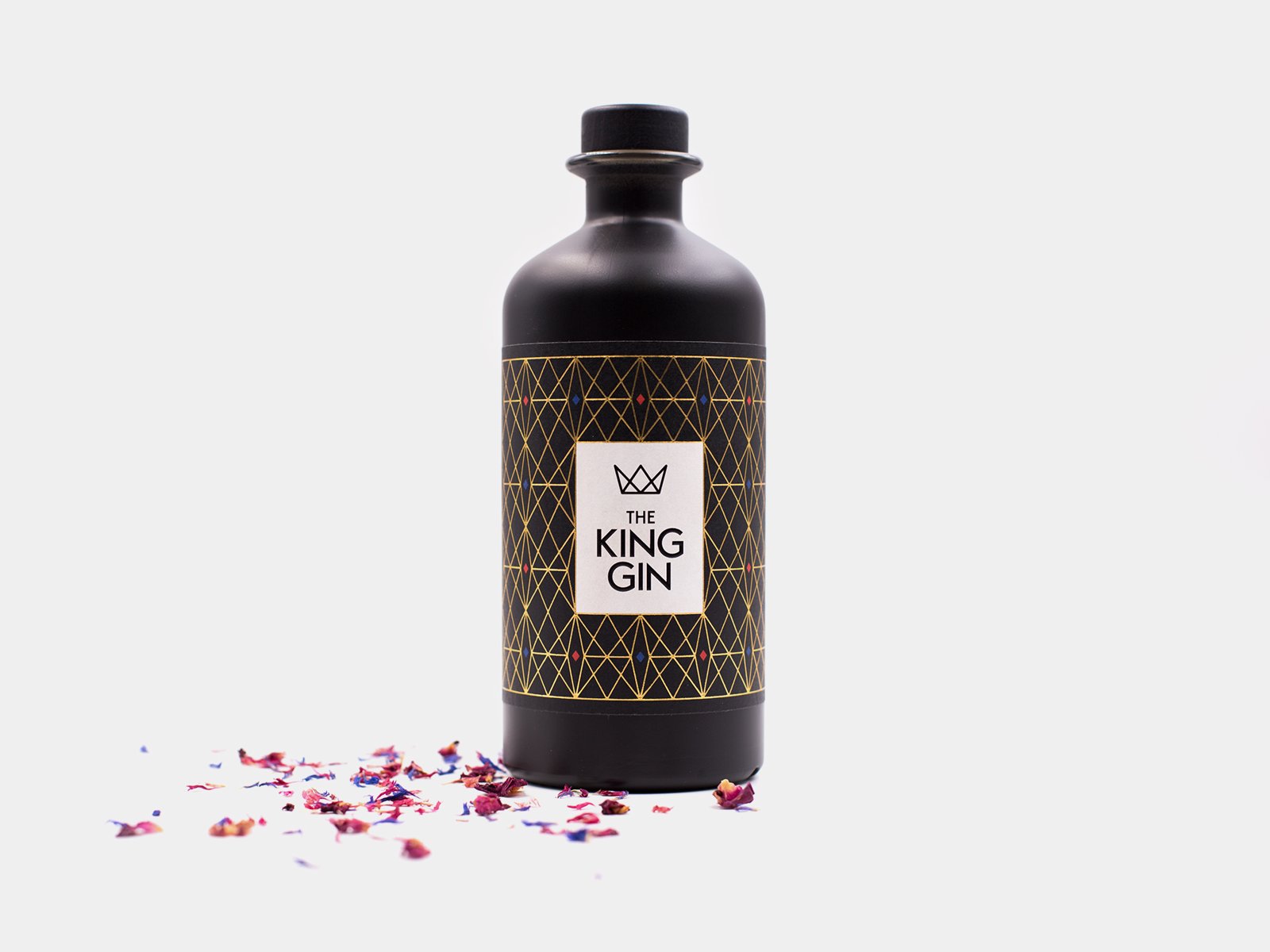 THE KING GIN Kini Gold mit Blüten auf hellem Hintergrund